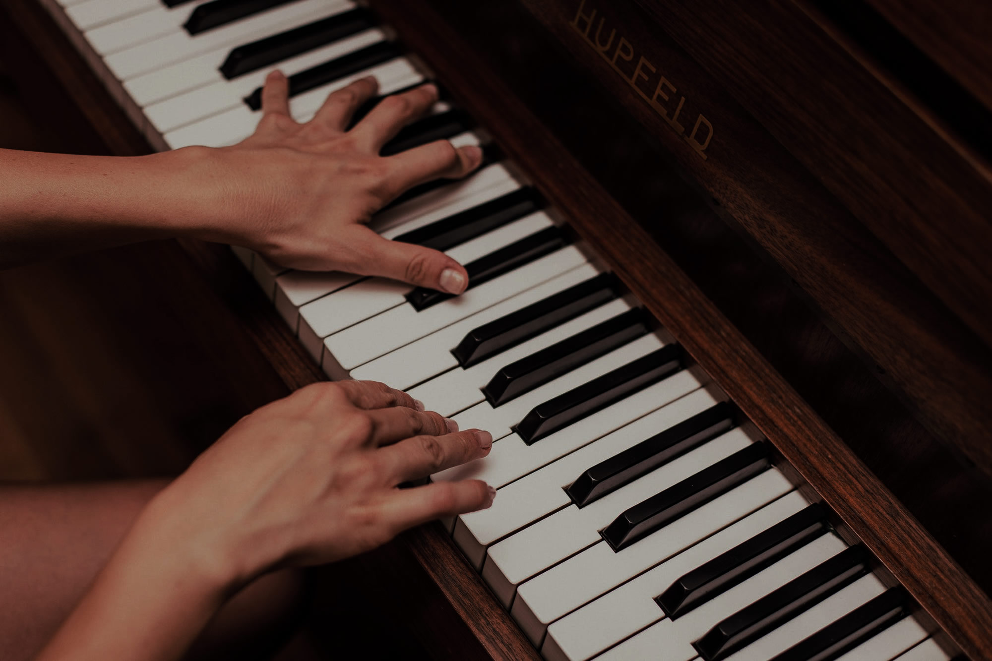 dos manos tocando el piano